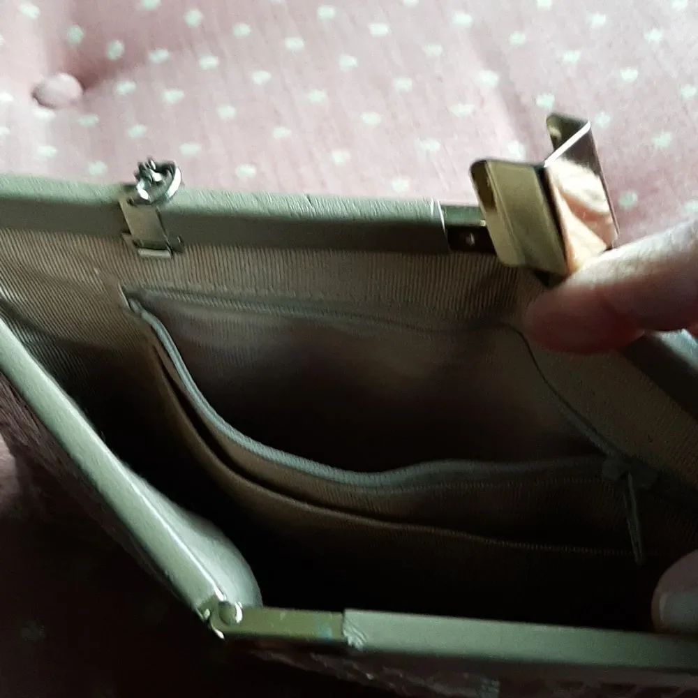 Vintage leather shoulder bag with gold chain